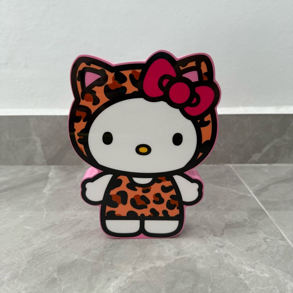 Hello Kitty Sanrio Leopard Wooden Lacquer Figure Wall Hanging Table Home Decor